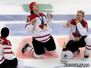 Картинка Хокеїстки відзначили перемогу в Іграх-2010 із сигарами й алкоголем прямо на льоду