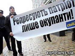 Картинка Націоналісти проти арештів: погруддя Сталіна розбили, на черзі - бюсти Леніна і Табачника