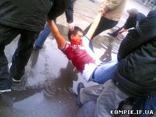Картинка Некеровані мітингувальники захопили віце-прем'єра і голову МВС Киргизстану. Є загиблі.Відео