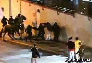 Картинка Скандал у США: на відео зафіксовано жорстоке побиття студента спецназом