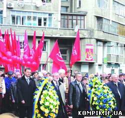 Картинка В Івано-Франківську міліція охороняла червоні прапори