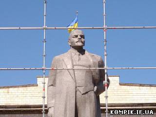 Картинка На Черкащині пам'ятник Леніну облили фарбою, розмалювали свастиками і зірками і написали "кат"