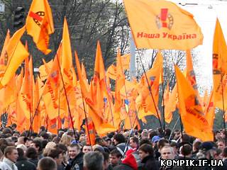Картинка "Наша Україна" кличе всіх на мітинг під ВР, щоб зупинити колонізацію України. А партія Яценюка вже пікетує АП